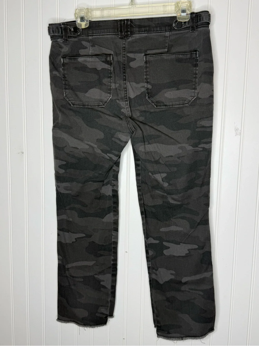 Democracy “Ab” Technology Cargo Raw Hem Camo Crop Pants Size 10